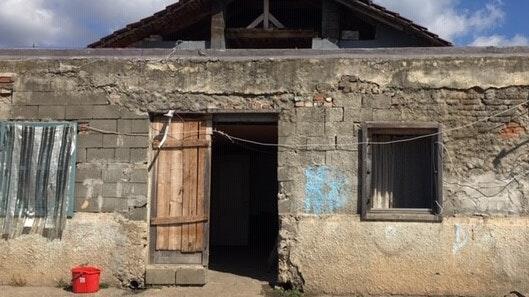 Herzlich willkommen waren die Röders in den bescheidenen Wohnungen der Roma. In diesem flachen kleinen Häuschen zum Beispiel wohnen zwei Familien mit Kindern auf engstem Raum. Herzlich willkommen waren die Röders in den bescheidenen Wohnungen der Roma. In diesem flachen kleinen Häuschen zum Beispiel wohnen zwei Familien mit Kindern auf engstem Raum.