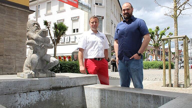 Dennis Bischof und Thomas Rüger am „Froschbrunnen“, der seit kurzem wieder sprudelt.