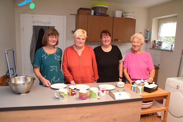 Gaby Tripp, Margit Dotterweich, Nicole Girreser und Liselotte Lutz (von links) in der Küche des 'Wegweisers'.