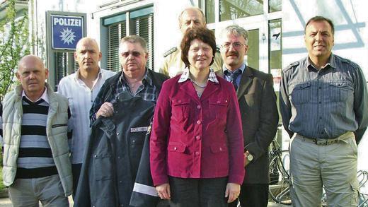 Die Sicherheitswacht steht: Erstmals beim Frühlingsfest werden (von links) Lothar Wagner, Michael Kestler, Wolfgang Hermann und Klaus Schwab (rechts) in Einsatz sein, um auf Ordnung und Sauberkeit zu achten. Mit im Bild Bürgermeisterin Irmgard Krammer, Erwin Flohr, der stellvertretende Leiter der Polizeiinspektion Gerolzhofen und Johannes Lang, geschäftsführender Beamter bei der Verwaltungsgemeinschaft.