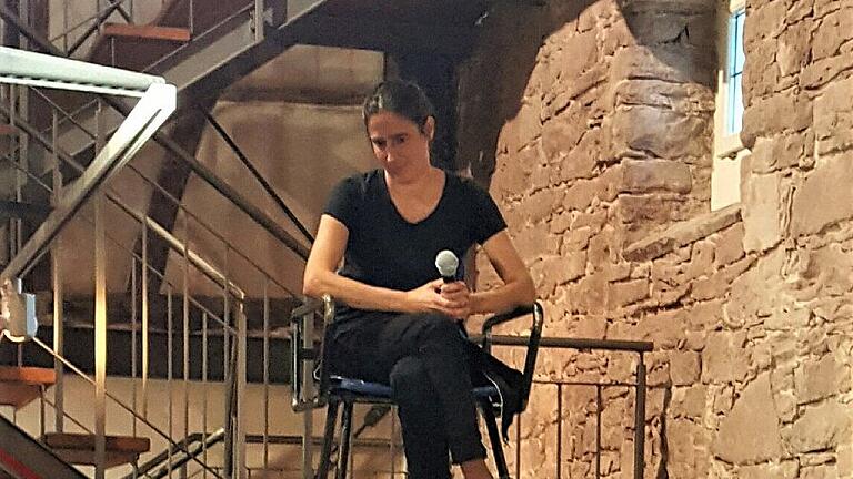 Susu Gorth auf dem Hochstuhl, unten das Prärieorchester.