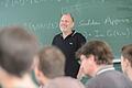 Fakultät Physik       -  Prof. Dr. Ralph Claessen, Physik, Universität Würzburg, in einem Seminar an der Uni. Er ist Sprecher des erfolgreichen Exzellenzclusters