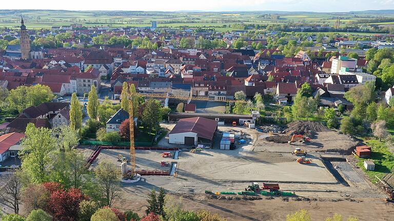 Großbaustelle in der Bamberger Straße in Bad Königshofen: Auf dem früheren Büttner-Bräu-Areal wird mit Hochdruck an der Errichtung eines Müller-Drogerie-Marktes (linker Gebäudeteil) und eines Rewe-Marktes gearbeitet. Bauherr Bernd Zehner geht davon aus, dass die Arbeiten bis zum Frühjahr kommenden Jahres abgeschlossen werden können. Großbaustelle in der Bamberger Straße in Bad Königshofen: Auf dem früheren Büttner-Bräu-Areal wird mit Hochdruck an der Errichtung eines Müller-Drogerie-Marktes (linker Gebäudeteil) und eines Rewe-Marktes gearbeitet. Bauherr Bernd Zehner geht davon aus, dass die Arbeiten bis zum Frühjahr kommenden Jahres abgeschlossen werden können.