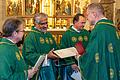 Generalvikar Jürgen Vorndran (rechts) übergibt die Ernennungsurkunden an die Pfarrer Gregor Sauer, Vincent Moolan Kurian und Matthias Rusin (von links).