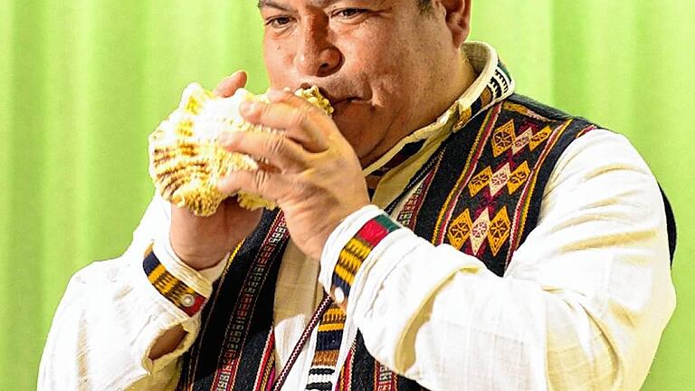 Unterschiedliche Töne auf recht unterschiedlichen peruanischen Instrumenten erzeugte Carlo Sánchez-Chinén, zum Beispiel auf dem Schneckenhorn.