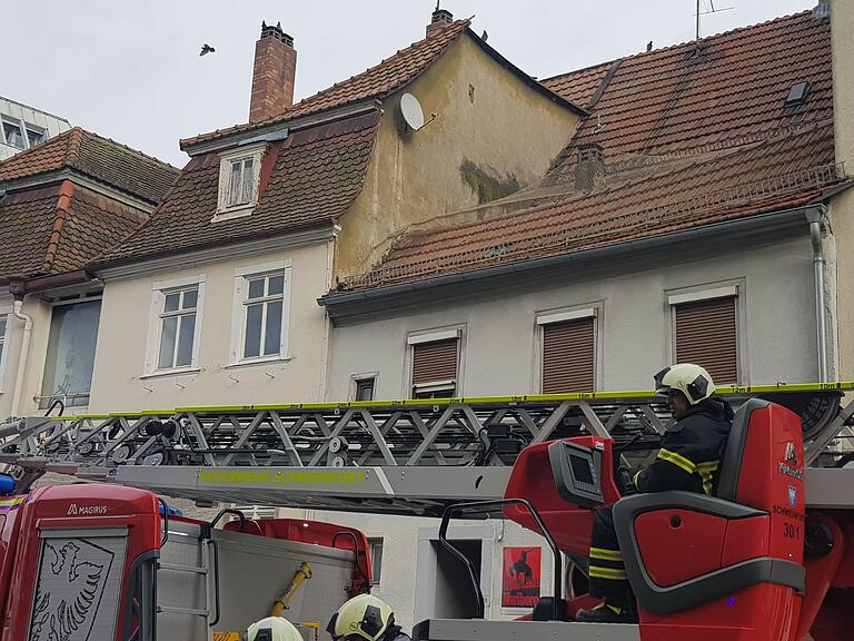 Weil Aktive der Stadttaubenhilfe nicht über das Haus aufs Dach kamen, musste die Feuerwehr mit Drehleiter anrücken. Weil Aktive der Stadttaubenhilfe nicht über das Haus aufs Dach kamen, musste die Feuerwehr mit Drehleiter anrücken.