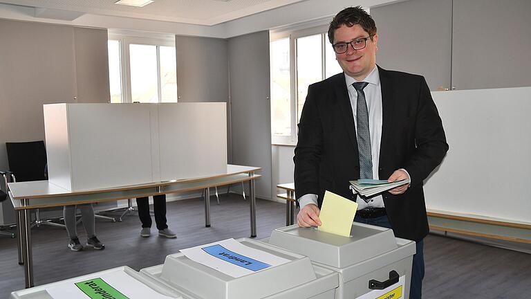 Johannes Hümpfner ist der neue Bürgermeister von Strahlungen und somit der jüngste in der Ortsgeschichte. Johannes Hümpfner ist der neue Bürgermeister von Strahlungen und somit der jüngste in der Ortsgeschichte.