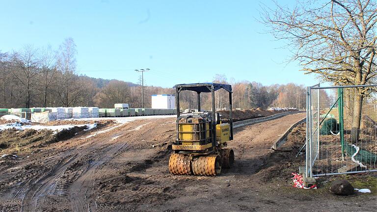 Auf dem Gelände gegenüber des Freizeitparks in Geiselwind, zur Autobahn hin, soll ein Ressort mit 22 Bungalows entstehen. Mit den ersten Arbeiten wurde bereits begonnen. Auf dem Gelände gegenüber des Freizeitparks in Geiselwind, zur Autobahn hin, soll ein Ressort mit 22 Bungalows entstehen. Mit den ersten Arbeiten wurde bereits begonnen.