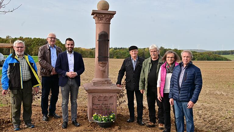 Endlich steht der Bildstock mit der Erinnerung an den Gerchsheimer Leonhard Schneider wieder an seinem angestammten Ort (von links): Heinrich Müller, Jürgen Gernert (Heimat- und Kulturverein), Bürgermeister Johannes Leibold, Erich Erlenbach (Obst- und Gartenbauverein), Gerhard Müller (Heimat- und Kulturverein), Reinhilde Weber und ihr Mann Fritz (Spenderin Grundstück). Endlich steht der Bildstock mit der Erinnerung an den Gerchsheimer Leonhard Schneider wieder an seinem angestammten Ort (von links): Heinrich Müller, Jürgen Gernert (Heimat- und Kulturverein), Bürgermeister Johannes Leibold, Erich Erlenbach (Obst- und Gartenbauverein), Gerhard Müller (Heimat- und Kulturverein), Reinhilde Weber und ihr Mann Fritz (Spenderin Grundstück).