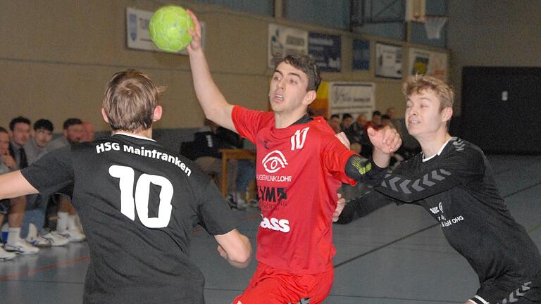 Robin Link (links) und Fabian Keyser von der HSG Mainfranken haben in dieser Szene zusammen Mühe, Ben Werthmann (Mitte) vom TSV Lohr II zu bremsen. Die Lohrer Handballer gewannen ihr letztes Saisonspiel gegen die bereits gesicherte HSG Mainfranken, verpassten aber trotzdem die Meiterschaft. Robin Link (links) und Fabian Keyser von der HSG Mainfranken haben in dieser Szene zusammen Mühe, Ben Werthmann (Mitte) vom TSV Lohr II zu bremsen. Die Lohrer Handballer gewannen ihr letztes Saisonspiel gegen die bereits gesicherte HSG Mainfranken, verpassten aber trotzdem die Meiterschaft.