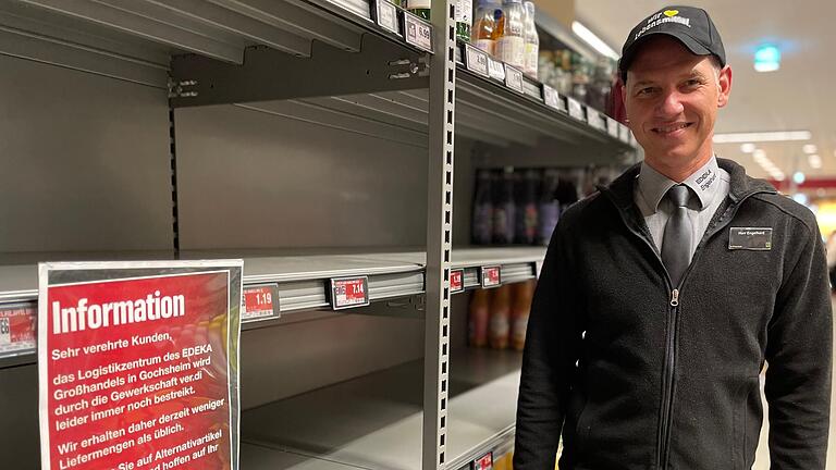 Lieferung dringend erwartet: Jörg Engelhard, Inhaber zweier Edeka Märkte in Lohr, steht vor leeren Regalen in seinem Markt, in denen normalerweise Säfte zu finden sind. Lieferung dringend erwartet: Jörg Engelhard, Inhaber zweier Edeka Märkte in Lohr, steht vor leeren Regalen in seinem Markt, in denen normalerweise Säfte zu finden sind.