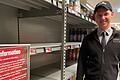 Lieferung dringend erwartet: Jörg Engelhard, Inhaber zweier Edeka Märkte in Lohr, steht vor leeren Regalen in seinem Markt, in denen normalerweise Säfte zu finden sind.