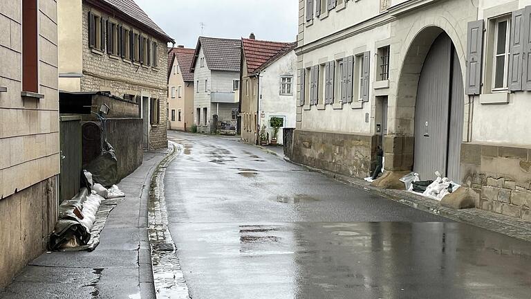 Einige Anwohner in Obernbreit hatten mit Sandsäcken lieber vorgesorgt, sollte der Breitbach doch über die Ufer treten. Einige Anwohner in Obernbreit hatten mit Sandsäcken lieber vorgesorgt, sollte der Breitbach doch über die Ufer treten.