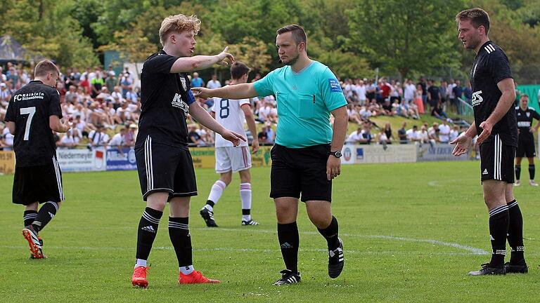 Moritz Meisel vom SV Rügheim ist Lehrwart der Schiedsrichter-Gruppe Haßberge. Und sagt: 'In der Summe sind wir sehr zufrieden, was die Schiedsrichterei im Kreis angeht.' Moritz Meisel vom SV Rügheim ist Lehrwart der Schiedsrichter-Gruppe Haßberge. Und sagt: 'In der Summe sind wir sehr zufrieden, was die Schiedsrichterei im Kreis angeht.'