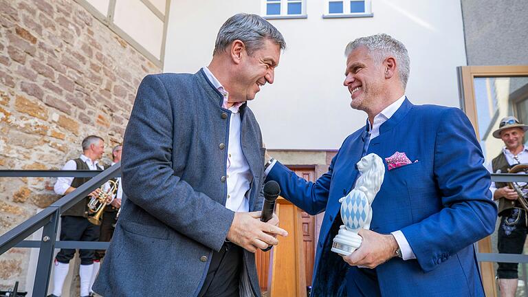 Als Geburtstagsgeschenk den Bayernlöwen mit Staatswappen. Markus Söder gratuliert Steffen Vogel zum 50. Geburtstag.