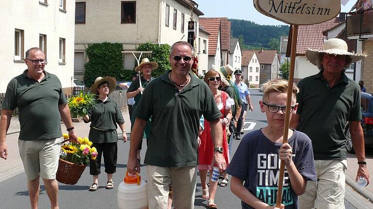 Zug durchs Dorf: Einen Glanzpunkt des Mittelsinner Schützenfestes bildete der Festzug. Vereine aus dem ganzen Schützengau Würzburg entsandten Abordnungen mit Schützenkönigen, und die Ortsvereine, wie der Gartenbauverein im Bild, sorgten für Farbtupfer. Zug durchs Dorf: Einen Glanzpunkt des Mittelsinner Schützenfestes bildete der Festzug. Vereine aus dem ganzen Schützengau Würzburg entsandten Abordnungen mit Schützenkönigen, und die Ortsvereine, wie der Gartenbauverein im Bild, sorgten für Farbtupfer.