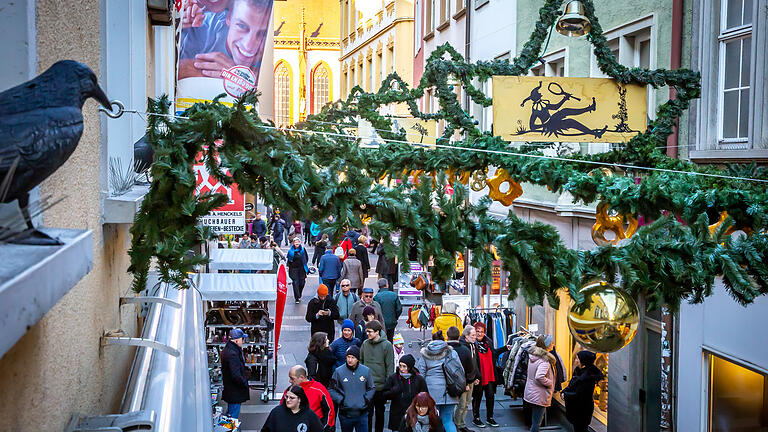 Die Straßen sind schon geschmückt: Für Würzburger Einzelhändler hat das Weihnachtsgeschäft begonnen. Die Straßen sind schon geschmückt: Für Würzburger Einzelhändler hat das Weihnachtsgeschäft begonnen.