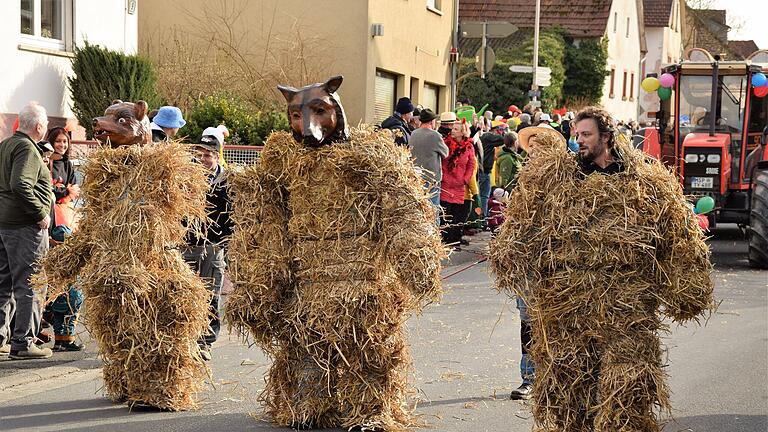 Zahlreiche Zuschauer säumten am Dienstag den Weg des Faschingszugs im Lohrer Stadtteil Sendelbach, der – man glaubt es kaum – bei Sonnenschein stattfand. Der bunte Gaudiwurm bestand laut Veranstalter aus 23 Gruppen mit zusammen 200 bis 300 Teilnehmern.
