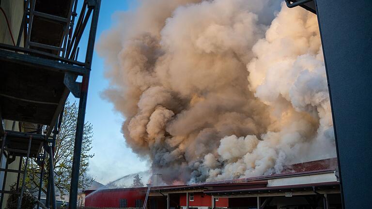 Brand in Weißenburg       -  Die Feuerwehr versucht, eine brennende Lagerhalle zu löschen.