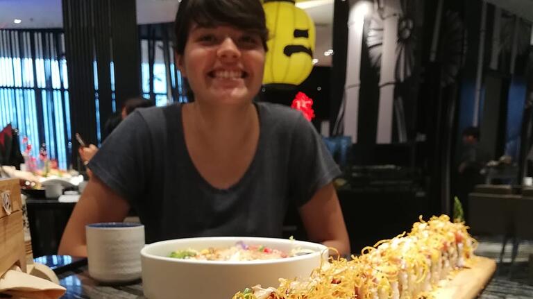 Viele unterschiedliche und preisgünstige Restaurants besuchte die Studentin während ihres Aufenthalts in Peking. Dabei nicht fehlen durfte natürlich Sushi, ein japanisches Gericht aus Reis, rohem Fisch und Algenblättern. Viele unterschiedliche und preisgünstige Restaurants besuchte die Studentin während ihres Aufenthalts in Peking. Dabei nicht fehlen durfte natürlich Sushi, ein japanisches Gericht aus Reis, rohem Fisch und Algenblättern.