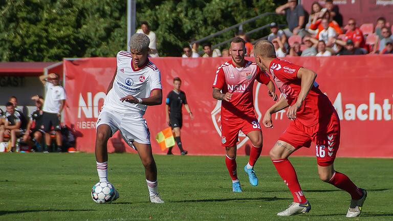 Nürnbergs Stürmer Jermain Nischalke (links) zählte zu den auffälligsten Spielern auf dem Platz und kann in dieser Szene auch von Steffen Behr (vorne) und Leon Heinze (hinten) nicht gestoppt werden.