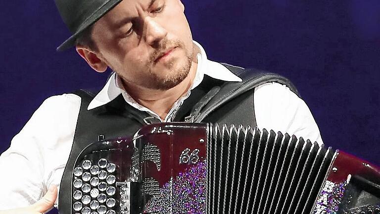 Mann mit Hut: Aydar Gaynullin macht mit dem Akkordeon gewitzt große Musik. Mann mit Hut: Aydar Gaynullin macht mit dem Akkordeon gewitzt große Musik.