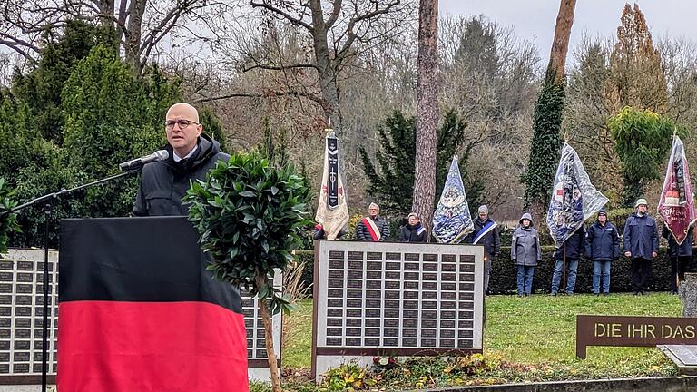 Volkstrauertag in Bad Kissingen. Oberbürgermeister Vogel - Bad Kissingens Oberbürgermeister Dirk Vogel bei seiner Ansprache zum Volkstrauertag. Volkstrauertag in Bad Kissingen. Oberbürgermeister Vogel - Bad Kissingens Oberbürgermeister Dirk Vogel bei seiner Ansprache zum Volkstrauertag.