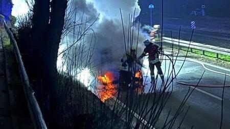Die Einsatzkräfte löschten das Fahrzeug, das komplett in Flammen stand. Die Einsatzkräfte löschten das Fahrzeug, das komplett in Flammen stand.