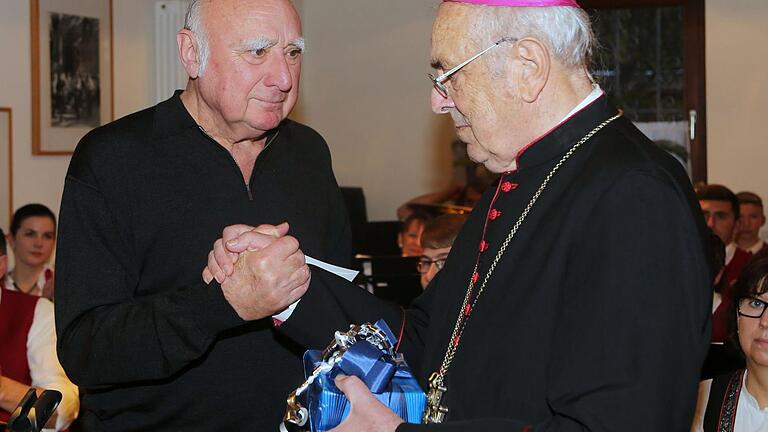 Walter Nosek nahm auch an den Wirtewallfahrten teil, wo er 2014 den Weihbischof em. Helmut Bauer traf. Foto: Markus Hauck Walter Nosek nahm auch an den Wirtewallfahrten teil, wo er 2014 den Weihbischof em. Helmut Bauer traf. Foto: Markus Hauck