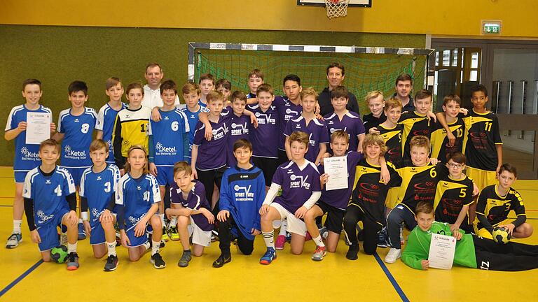 Das Bild zeigt die drei Mannschaften beim Kreisentscheid in der Tauberbischofsheimer Stadthalle. Das Team vom MGG (gelbe Trikots) hat die Chance, am Finale des Regierungspräsidiums teilzunehmen. Das Bild zeigt die drei Mannschaften beim Kreisentscheid in der Tauberbischofsheimer Stadthalle. Das Team vom MGG (gelbe Trikots) hat die Chance, am Finale des Regierungspräsidiums teilzunehmen.