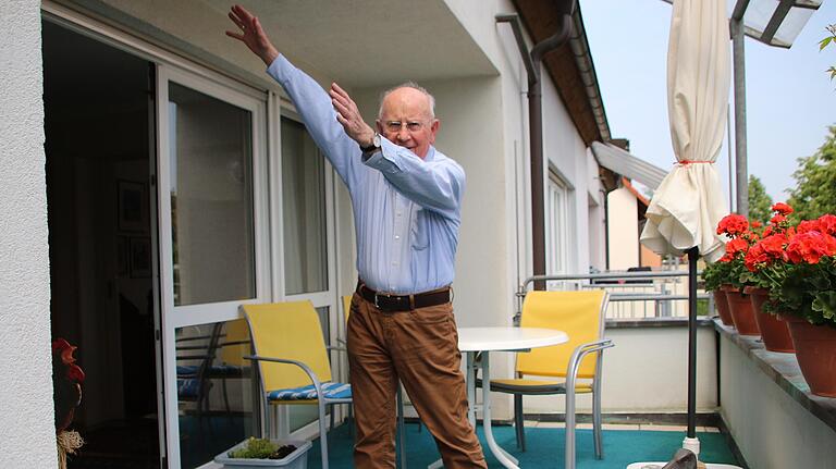 Der 91-jährige Walter Vogt ist seit 75 Jahren Mitglied der Turngemeinde Kitzingen (TGK). Wegen der Corona-Pandemie turnt er dank des neuen Online-Angebots der TG Kitzingen seit rund zwei Monaten auch zuhause. Auf seinem Balkon zeigt er eine der Übungen. Der 91-jährige Walter Vogt ist seit 75 Jahren Mitglied der Turngemeinde Kitzingen (TGK). Wegen der Corona-Pandemie turnt er dank des neuen Online-Angebots der TG Kitzingen seit rund zwei Monaten auch zuhause. Auf seinem Balkon zeigt er eine der Übungen.