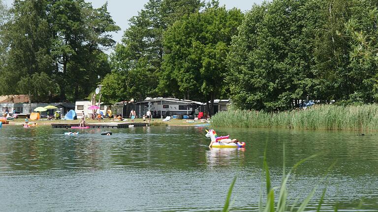 Abkühlung im See: An heißen Sommertagen ist der Sprung in den Irmelshäuser Badesee besonders erfrischend. Der Eintritt zum Seegelände ist frei. Abkühlung im See: An heißen Sommertagen ist der Sprung in den Irmelshäuser Badesee besonders erfrischend. Der Eintritt zum Seegelände ist frei. 