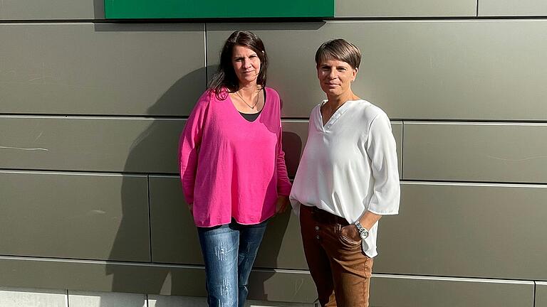 Rektorin Susanne Rinno (rechts) und Konrektorin Ingrid Otto von der Gustav-Woehrnitz-Mittelschule in Lohr (Lkr. Main-Spessart) sprechen über die Folgen der tödlichen Gewalttat, bei der ein 14-Jähriger mutmaßlich von einem gleichaltrigen Mitschüler erschossen wurde. Rektorin Susanne Rinno (rechts) und Konrektorin Ingrid Otto von der Gustav-Woehrnitz-Mittelschule in Lohr (Lkr. Main-Spessart) sprechen über die Folgen der tödlichen Gewalttat, bei der ein 14-Jähriger mutmaßlich von einem gleichaltrigen Mitschüler erschossen wurde. 