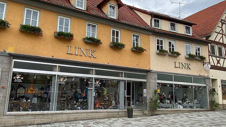 Das Geschäft 'Link Schuhe & Outdoor' befindet sich in der Hauptstraße 32 und 34 in Mellrichstadt. Das Geschäft 'Link Schuhe & Outdoor' befindet sich in der Hauptstraße 32 und 34 in Mellrichstadt.