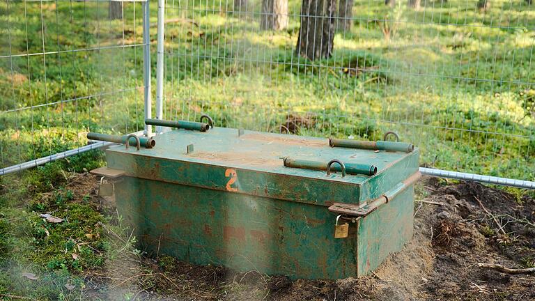 Bombe - Eine Kampfmittelaufbewahrungskiste in einem abgesperrten Bereich des Waldes. Bombe - Eine Kampfmittelaufbewahrungskiste in einem abgesperrten Bereich des Waldes.