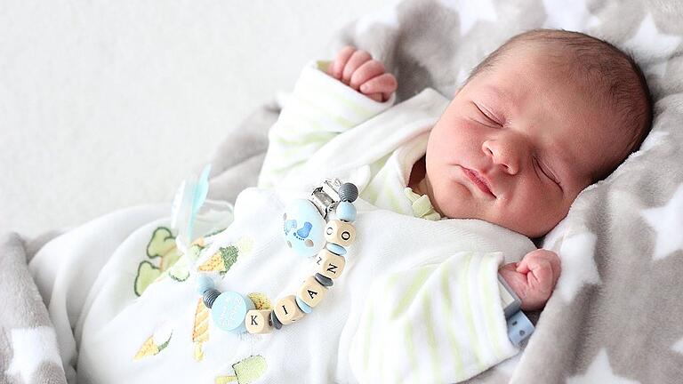 Kiano Niehus aus Eichelsdorf erblickte am 16. Oktober um 13.51 Uhr das Licht der Welt. Der Bub wog bei seiner Geburt 3210 Gramm und war 50 Zentimeter groß. Seine Eltern heißen Ramona und Eike Niehus, seine Geschwister Joleena (1) und Leon-Luca (8).
