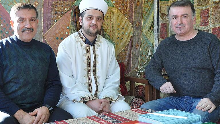 Hat sich für das Foto extra seine Amtskleidung angezogen: Der neue Imam der türkisch-islamischen Gemeinde in Marktheidenfeld, Halil ªanli (Mitte), mit dem Vorsitzenden des Vereins, Vedat Karakoç (links) und Vorstandsmitglied Senol Kiliçarslan. Hat sich für das Foto extra seine Amtskleidung angezogen: Der neue Imam der türkisch-islamischen Gemeinde in Marktheidenfeld, Halil ªanli (Mitte), mit dem Vorsitzenden des Vereins, Vedat Karakoç (links) und Vorstandsmitglied Senol Kiliçarslan.