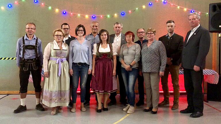 Die Geehrten (von links): Vorstand Thomas Lurz, zweite Bürgermeisterin Annemarie Schuler, dritter Vorstand Bernd Schemmel, Kathrin Mech, Harald Aumeier, Monika Schimmel, Hans Neupärtl, Renate Kossak, Bernd Hartmann, Andrea Brust, Hauptkassier Alexander Weinknecht und Ehrenamtsbeauftragter Erich Hemmerich.