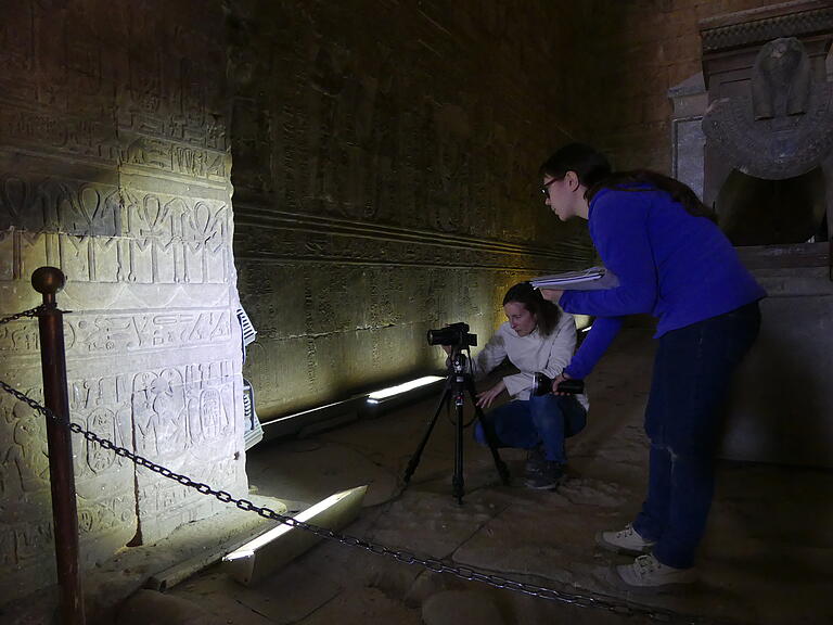 Ägyptologin Dr. Victoria Altmann-Wendling (links) und Studentin Allister Humphrey sind nachmittags ungestört bei der Arbeit im Tempel. Ägyptologin Dr. Victoria Altmann-Wendling (links) und Studentin Allister Humphrey sind nachmittags ungestört bei der Arbeit im Tempel.