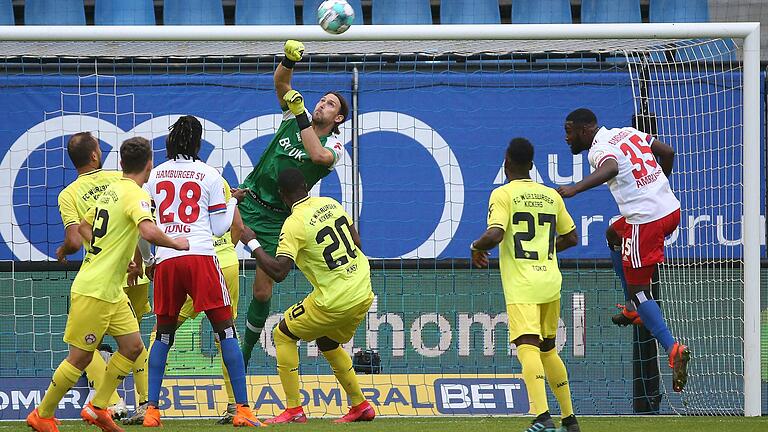 Würzburger Abwehrkampf: So sehr sich Torhüter Fabian Giefer und seine Kollegen auch gegen die Niederlage stemmten, am Ende zogen die Kickers in Hamburg mit 1:3 den Kürzeren. Würzburger Abwehrkampf: So sehr sich Torhüter Fabian Giefer und seine Kollegen auch gegen die Niederlage stemmten, am Ende zogen die Kickers in Hamburg mit 1:3 den Kürzeren.