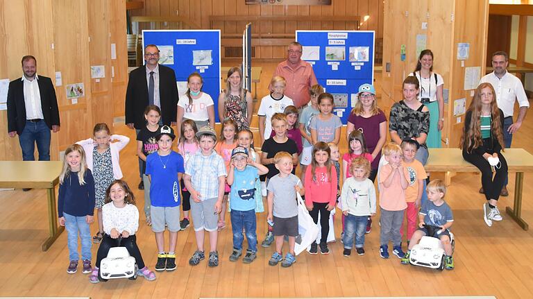 Malwettbewerb der Streutalallianz: Auf dem Gruppenbild sind alle Kinder, die an diesem Nachmittag zur Siegerehrung in Fladungen anwesend waren. Die Kindergärten Hausen und Willmars freuten sich dabei über ein Bobbycar.