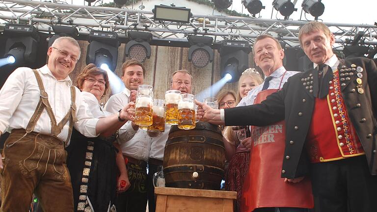 Beim Festbieranstich 2019 konnte noch niemand ahnen, dass das Bratwurstfest drei Jahre lang ausfallen muss. Heuer soll wieder alles – fast – so werden wie früher. Beim Festbieranstich 2019 konnte noch niemand ahnen, dass das Bratwurstfest drei Jahre lang ausfallen muss. Heuer soll wieder alles – fast – so werden wie früher. 