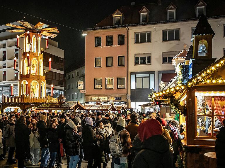 Der Würzburger Weihnachtsmarkt, hier die Glühwein-Pyramide in der Eichhornstraße, ist bei Einheimischen und Touristen sehr beliebt. Der Würzburger Weihnachtsmarkt, hier die Glühwein-Pyramide in der Eichhornstraße, ist bei Einheimischen und Touristen sehr beliebt.