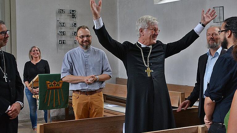 Nach der kurzen Andacht in der evangelischen Kirche in Bad Königshofen traf man auf einen gutgelaunten Landesbischof.