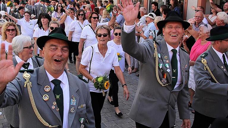 An dem Umzug nahmen auch 23 Schützenvereine mit über 400 Schützen am Umzug teil, die zu Gast beim Gauschützenfest in Volkach waren. Im Bild die Volkacher Schützen, die selbst 575. Geburtstag feierten.