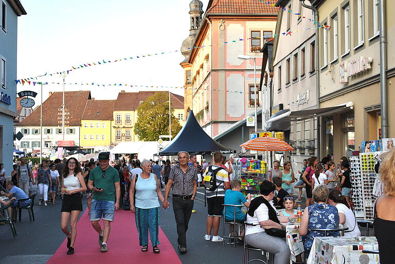 Rote Teppiche statt Durchgangsverkehr: Die Innenstadt wurde zur Fußgängerzone.