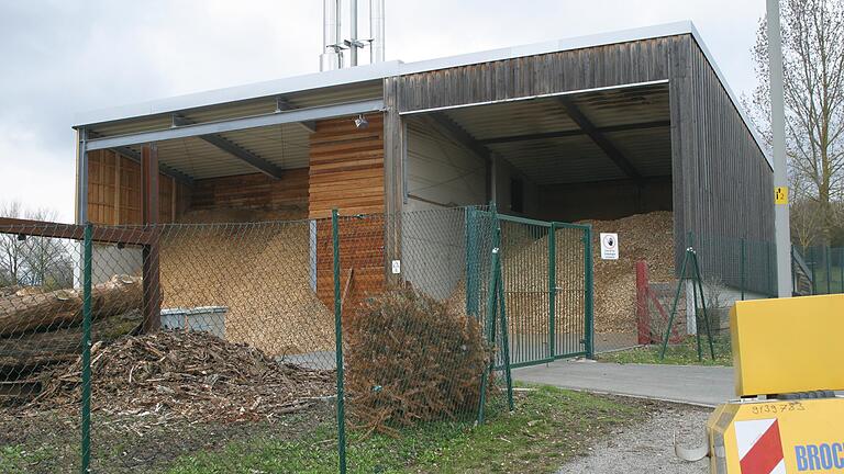 Das Iphöfer Biomasse-Heizwerk versorgt seit 2009 Teile der Altstadt sowie Schule, Sporthalle und Schwimmbad mit Nahwärme.