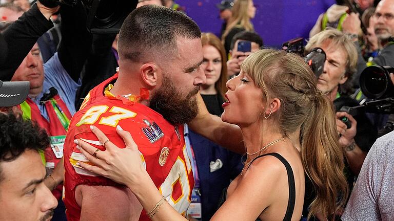 Super Bowl - Kansas City Chiefs - San Francisco 49ers.jpeg       -  Taylor Swift küsst Kansas City Chiefs Tight End Travis Kelce nach dem Sieg. Die Chiefs gewannen 25-22. Foto: