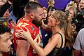 Super Bowl - Kansas City Chiefs - San Francisco 49ers.jpeg       -  Taylor Swift küsst Kansas City Chiefs Tight End Travis Kelce nach dem Sieg. Die Chiefs gewannen 25-22. Foto: