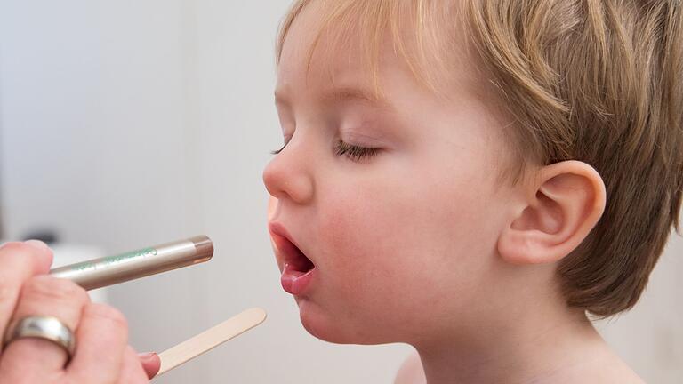 Junge beim Kinderarzt       -  Die Hand-Fuß-Mund-Krankheit gilt als Kinderkrankheit, da vor allem Kinder unter zehn Jahren betroffen sind.